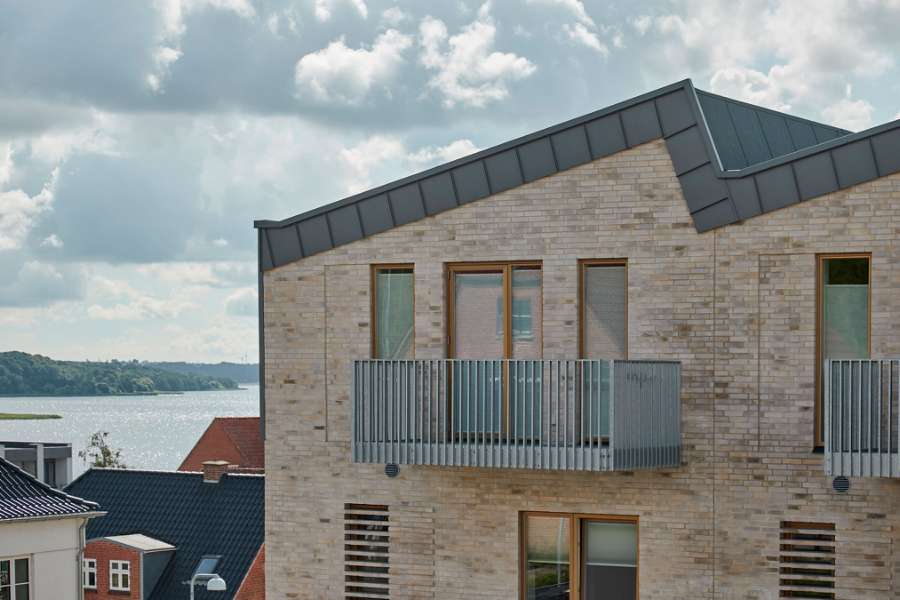 Kold rosé og søudsigt under stålprofilerne, Krøyer Kielbergvej / Regnbuevænget 1, 8660 Skanderborg